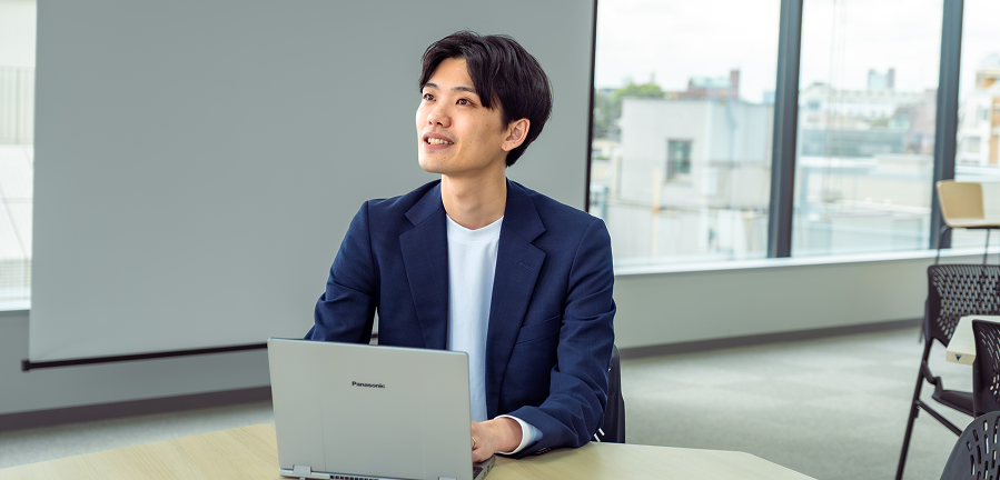 PCを操作している男性