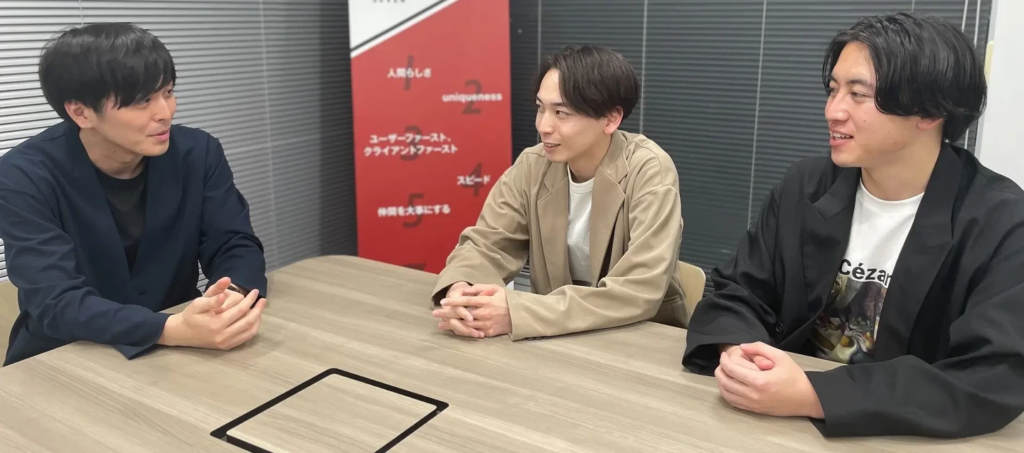 談笑している男性